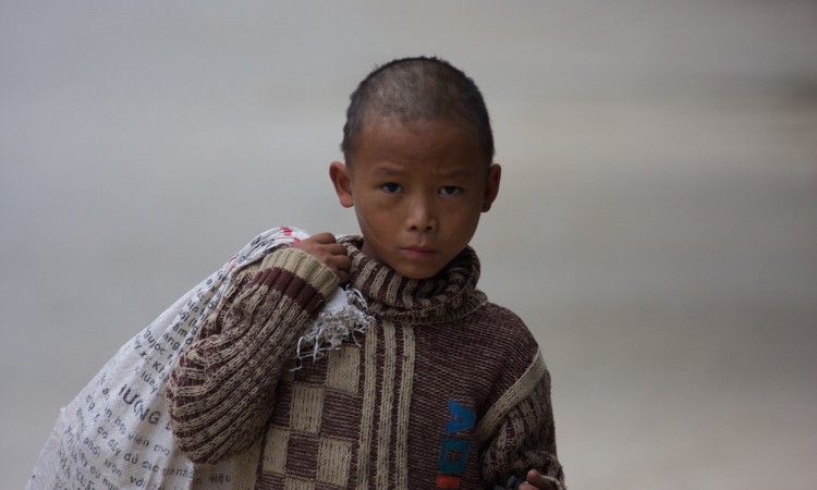 Enfant Hmong du Vietnam sur la Route de Dong Van - Photographe Muriel Marchais 2009