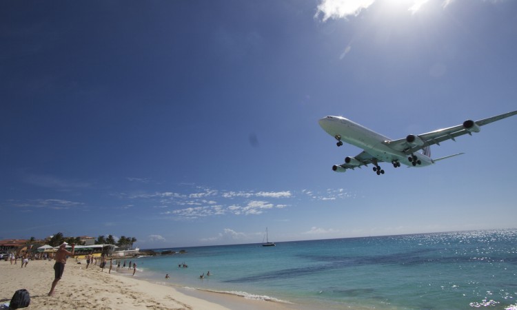 Saint-Martin- Airbus A340 Air France en approche / 01-Muriel Marchais.