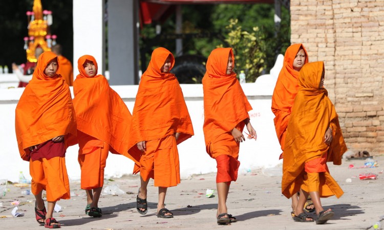 Jeunes bonzes au Laos. Photographies Muriel Marchais, 2015.